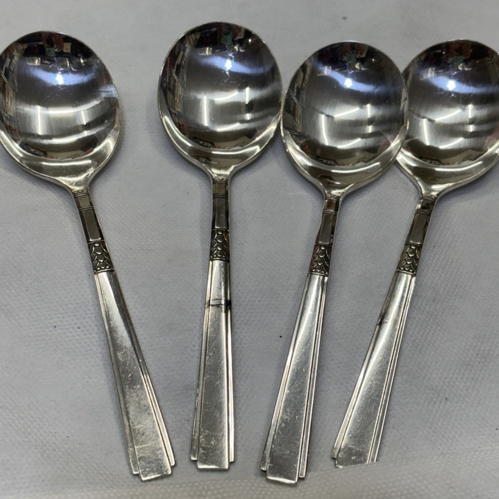4 Oneida CAPRI 1881 Rogers Silverplate Round  Soup Spoons Silverware